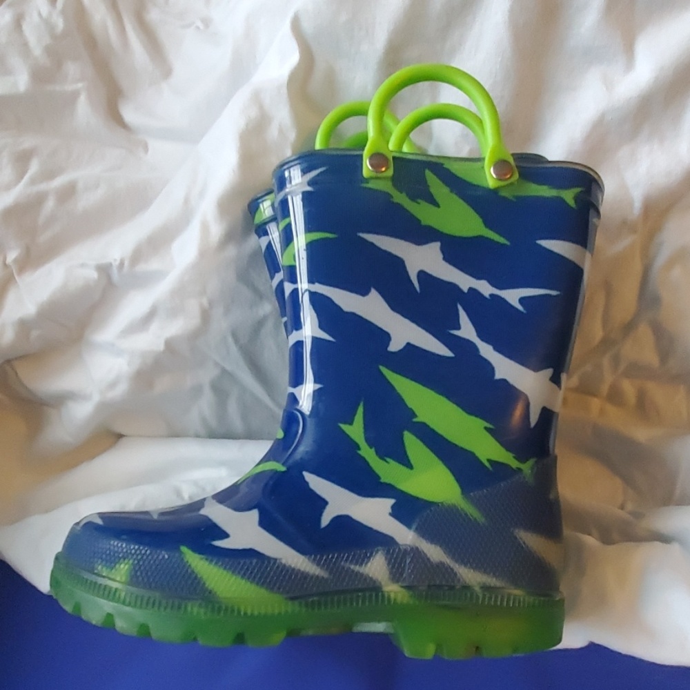 Toddler 8 light-up shark rain boot